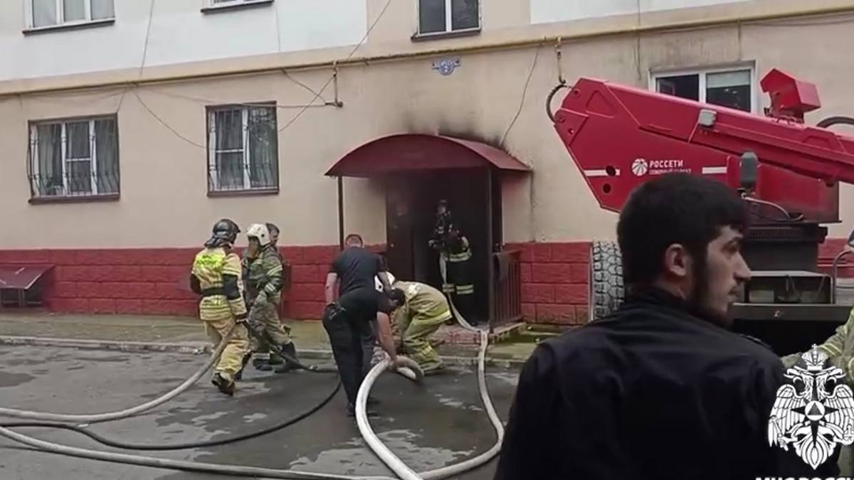 Новости Ингушетии: В Назрани пожарные спасли из задымленного здания 5 человек, включая ребенка
