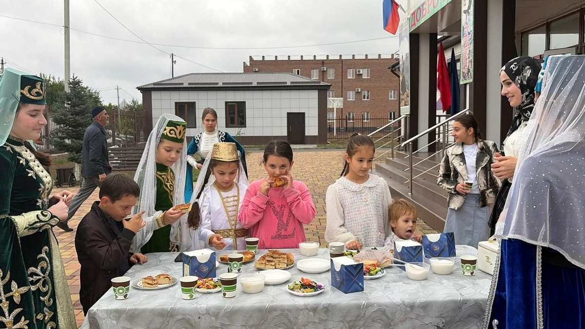 В Сунженском РДК третий день голосования встретили лезгинкой и чаем из самовара