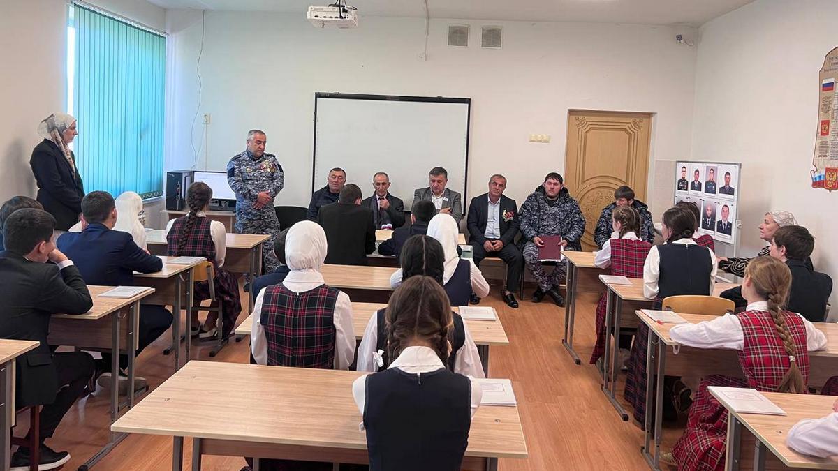 В честь Дня отца в Карабулаке провели встречу школьников с отцом бойца СВО