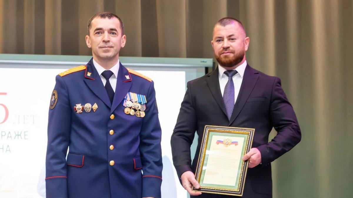 Мэру Сунжи Аслану Умарову вручили благодарность от Следственного комитета