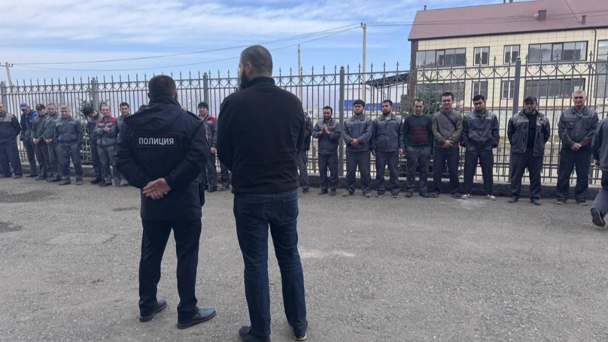 В крупнейшем селе Ингушетии провели беседу с иностранными гражданами