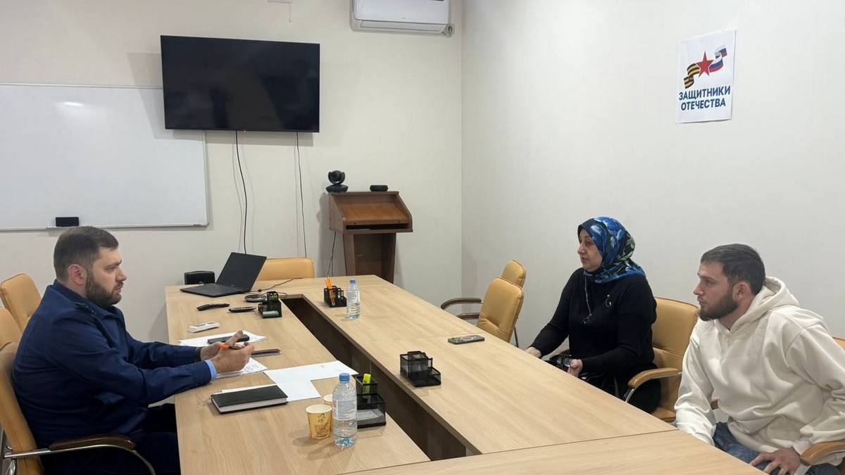 Прокурор Карабулака Джамбулат Могушков выслушал на приеме бойцов СВО