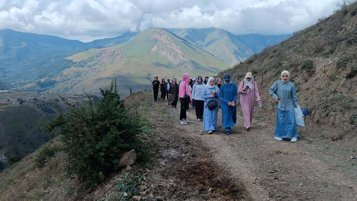 Спасатели ВПСО «Армхи» эвакуировали студентов со склона Столовой горы