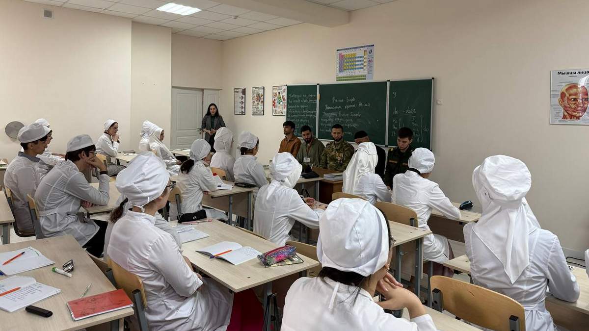 Будущие медики побеседовали с ветераном СВО Муслимом Шанхоевым