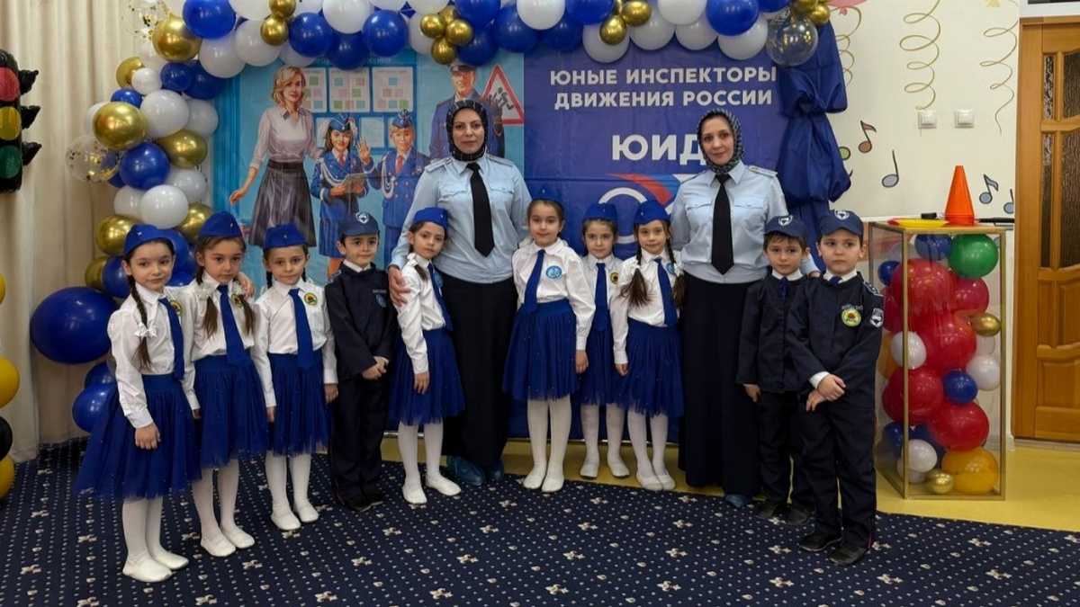 В Ингушетии детей учат ПДД и вручают им световозвращающие значки