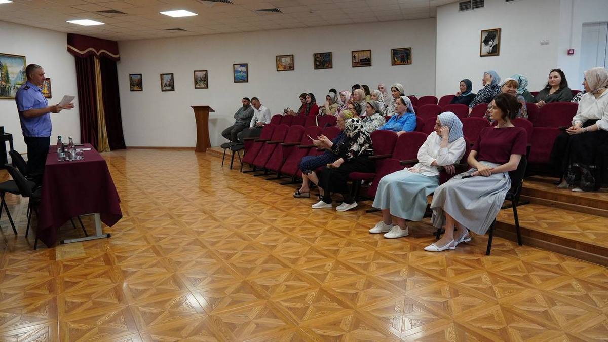 Сотрудник СКР по Ингушетии встретился в Магасе с педагогами гимназии «Марем»
