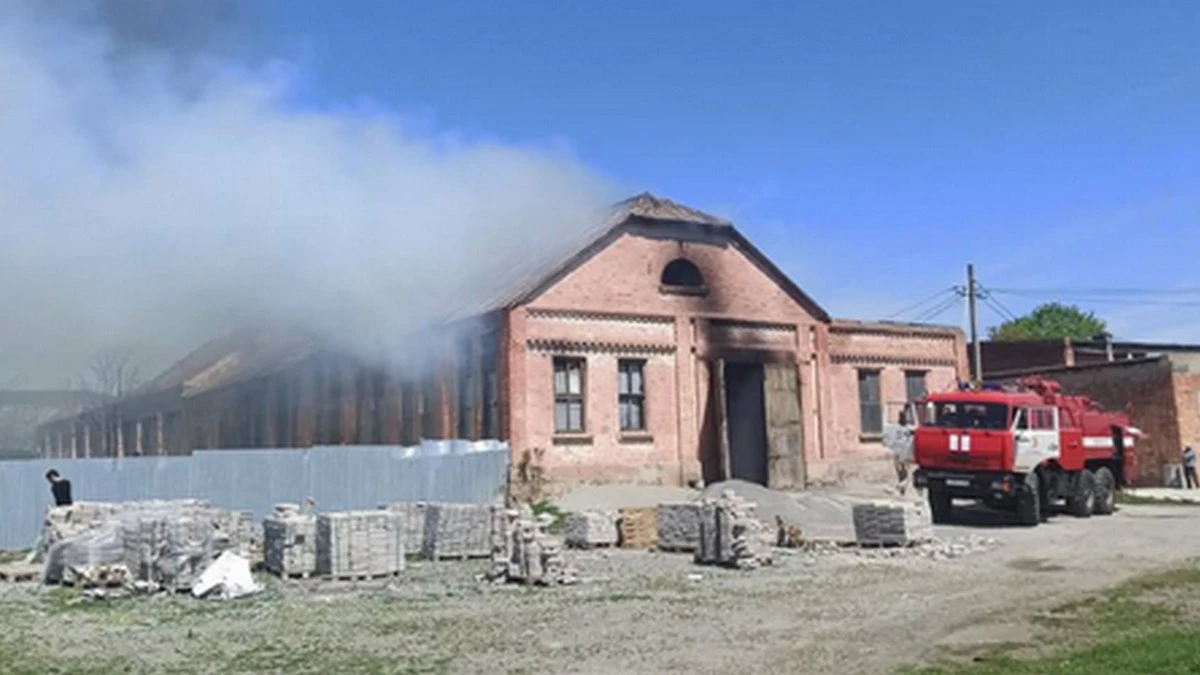 Новости Ингушетии: В Сунже Ингушетии тушат пожар в плиточном цехе