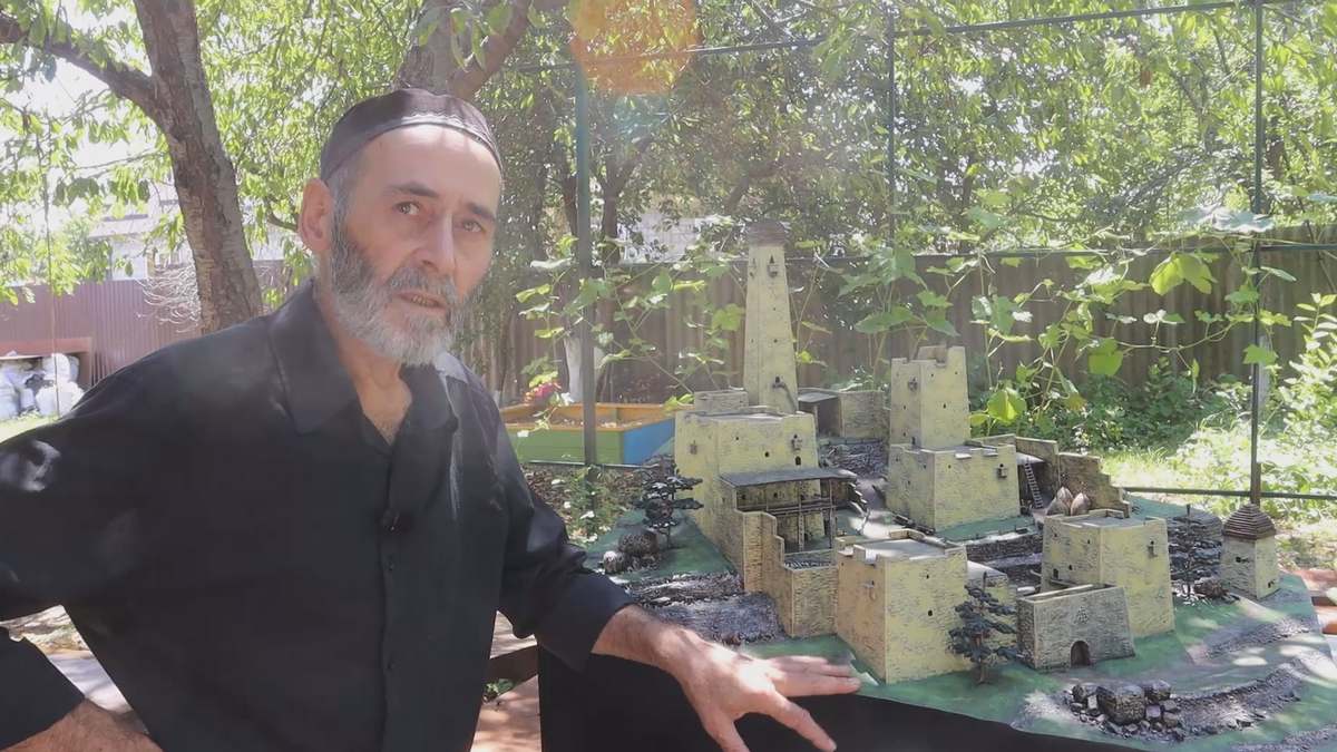 Новости Ингушетии: Ингушский кузнец Адам Галаев представил миниатюрный башенный комплекс из металла