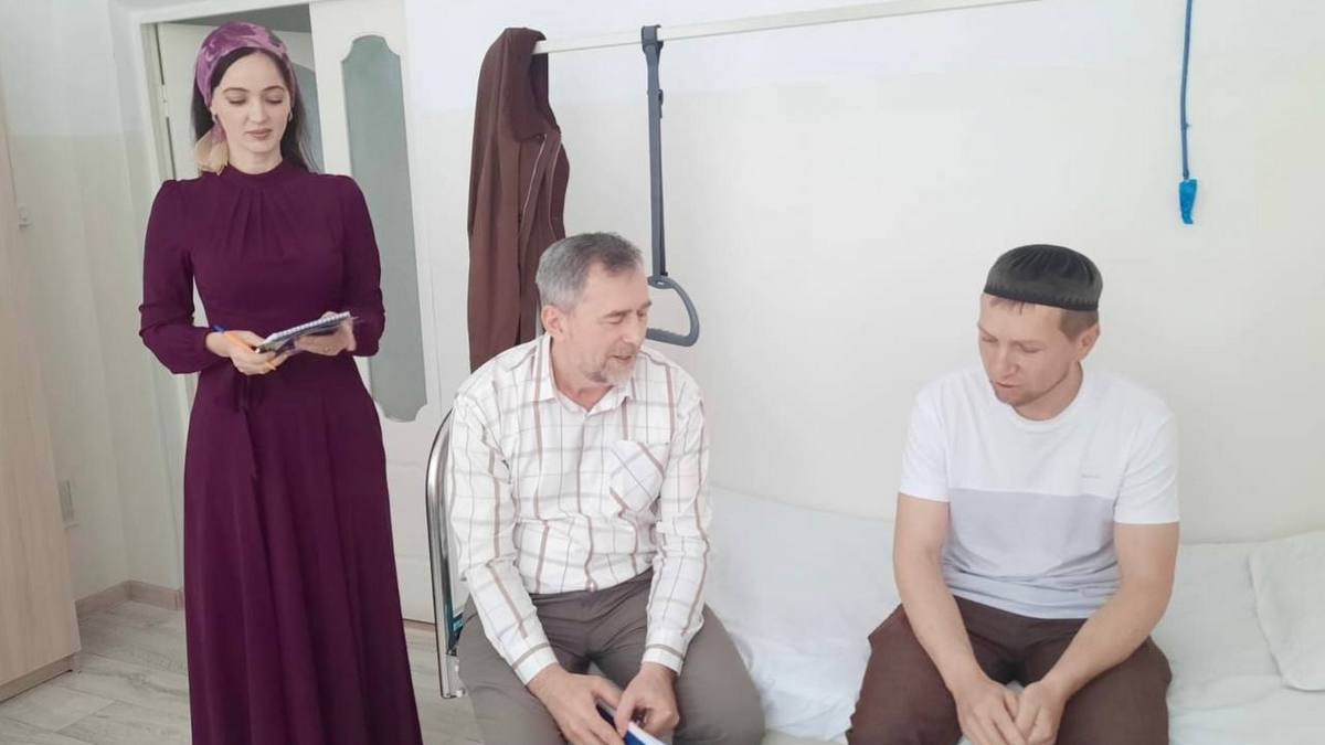 Представители фонда «Защитники Отечества» и ВСЦ навестили бойцов СВО в ИРКБ