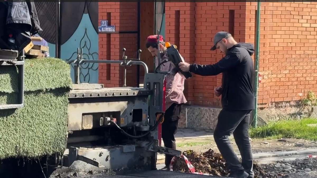 Новости Ингушетии: В Сунже Ингушетии на улице Новой Дружбы укладывают слой асфальта