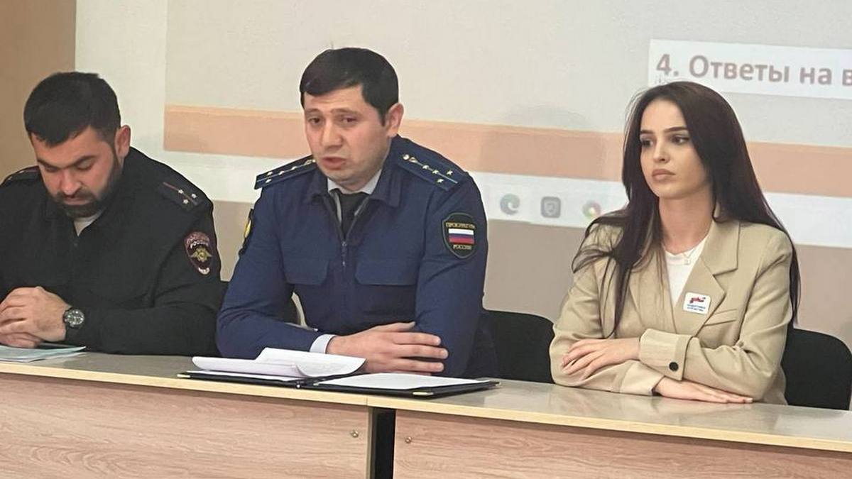 В  СОШ №14 Назрани состоялась профилактическая встреча со стражами порядка