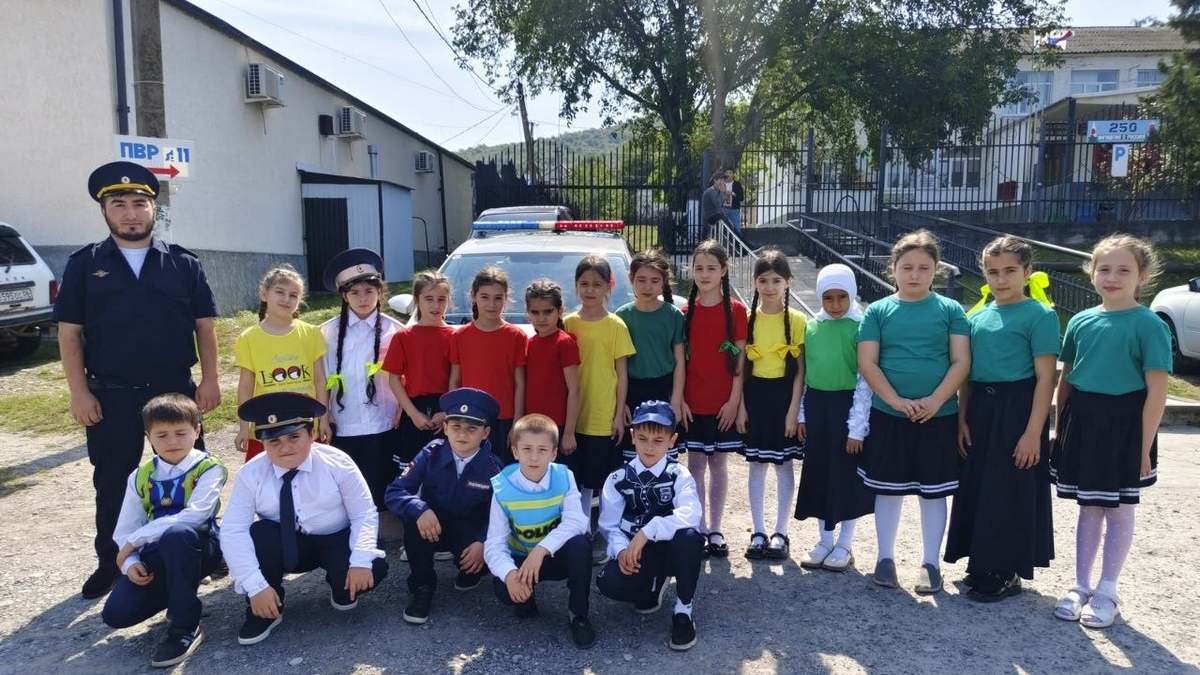 Сотрудник Госавтоинспекции Ингушетии провел урок безопасности со школьниками