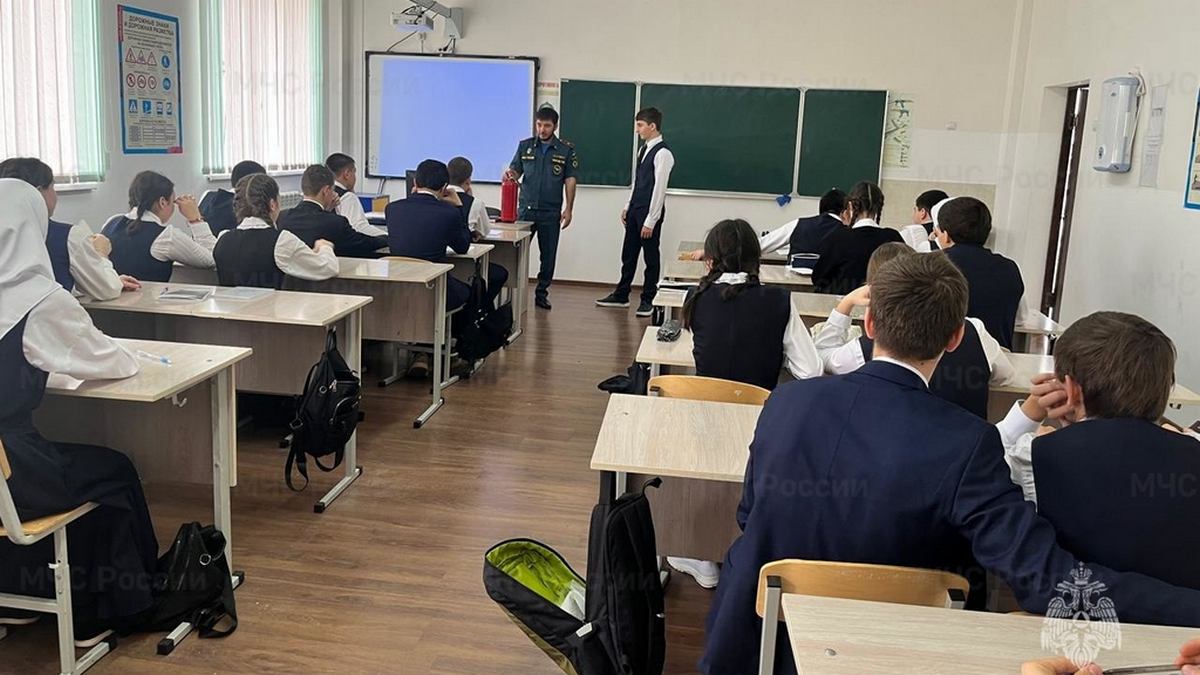 Сотрудники МЧС Ингушетии провели урок ОБЖ для школьников Магаса