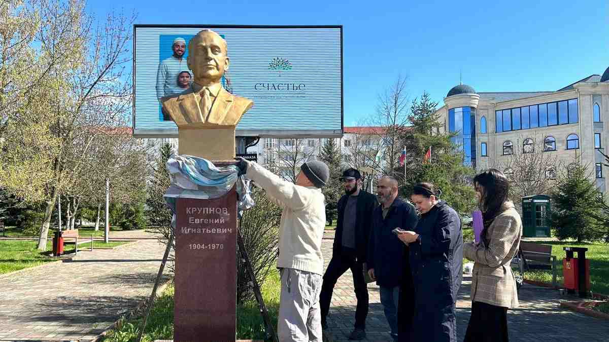 В Магасе завершили реставрацию памятника Евгению Крупнову
