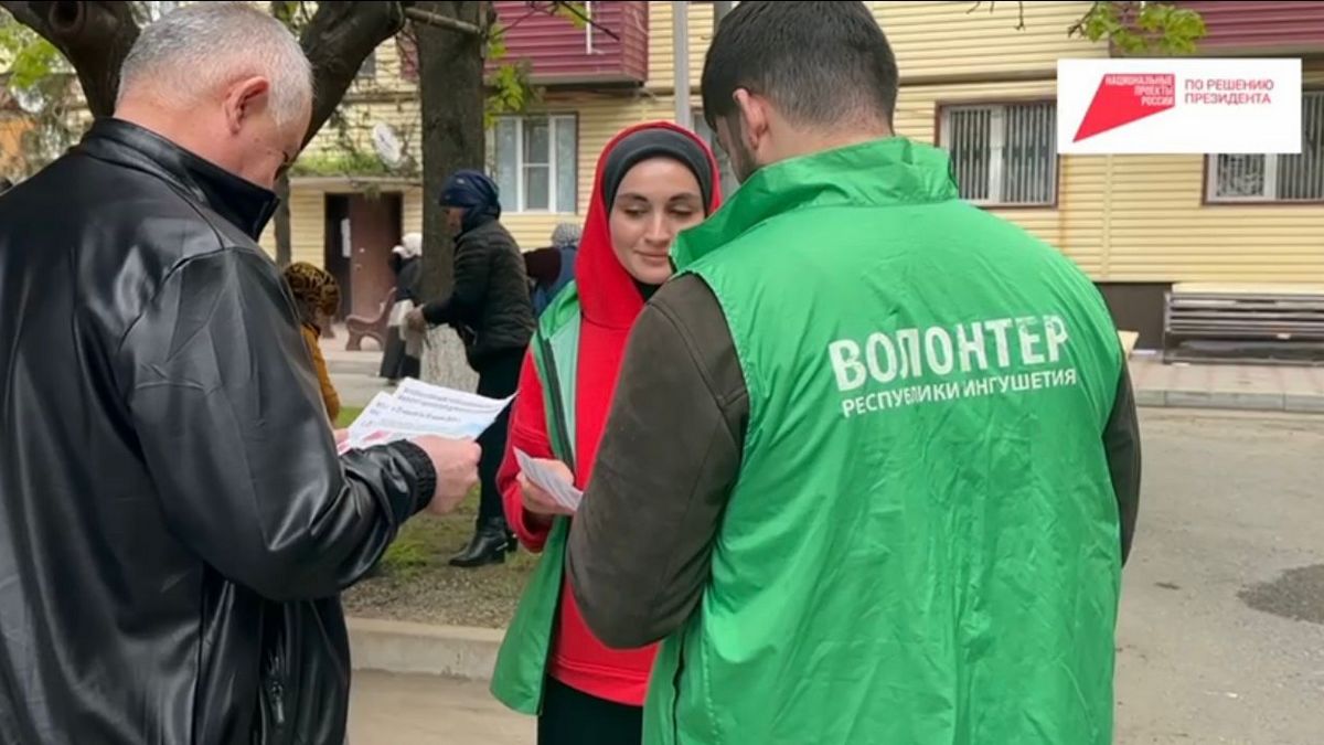 Волонтеры помогают малгобекчанам голосовать за проекты для благоустройства
