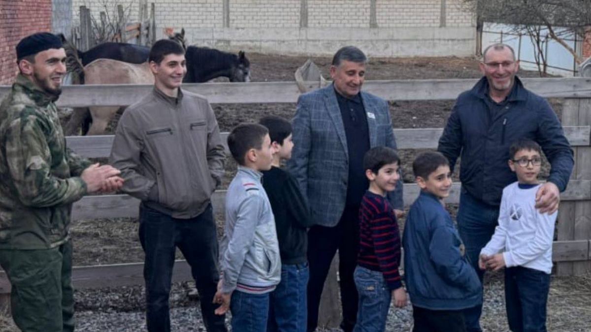 В Али-Юрте для детей бойцов СВО организовали мастер-класс по верховой езде