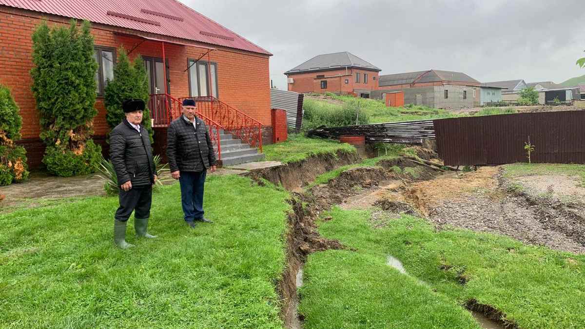 Затяжные дожди в Ингушетии вызвали оползень во дворе жилого дома