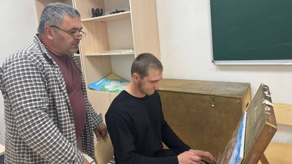 Известный живописец поделился секретами с юными художниками Назрани