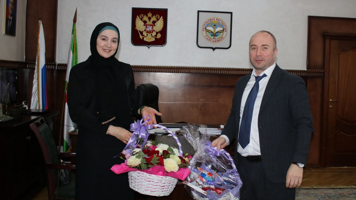 В Магасе поздравили с 8 Марта супругу погибшего участника СВО Азу Бокову