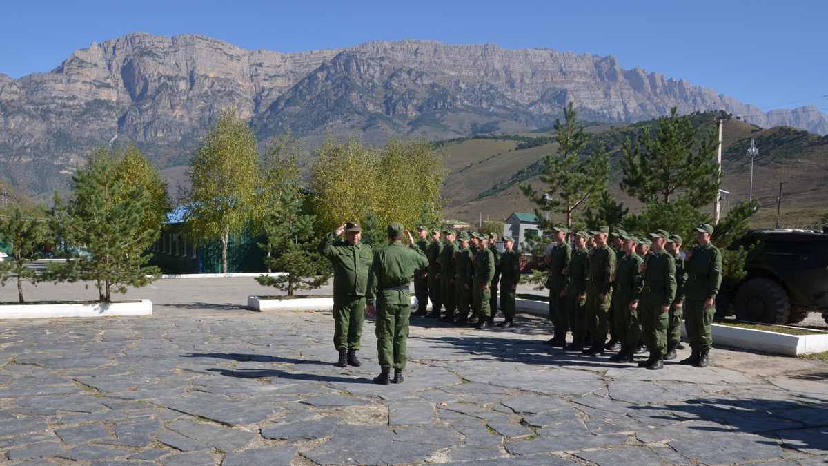 Новости Ингушетии: Пограничники провели торжественную церемонию вручения боевого оружия военнослужащим