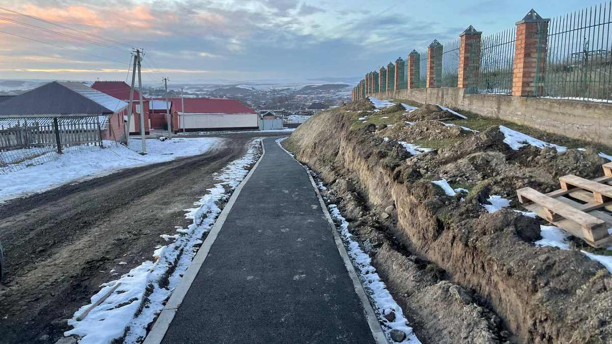 В Верхних Ачалуках обустроили новый тротуар протяженностью 740 метров