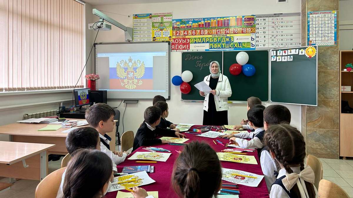 В школах Ингушетии отметили День Государственного герба России