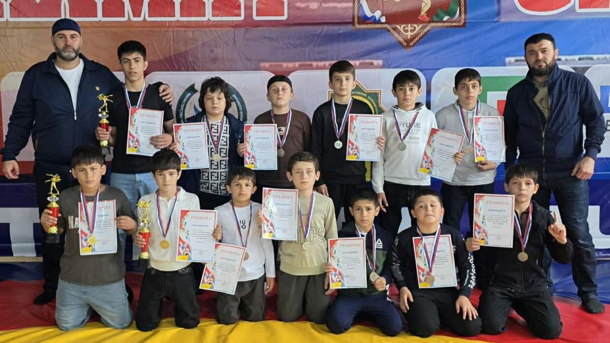 13 медалей выиграли борцы из Долаково на Открытом турнире в Алхан-Юрте