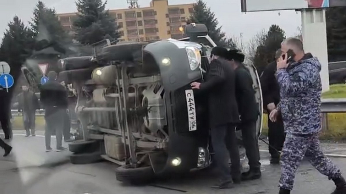 Новости Ингушетии: Микроавтобус опрокинулся на выезде из Магаса