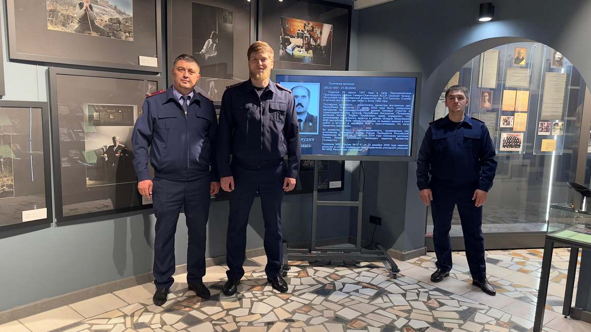 Новости Ингушетии: В СК Ингушетии почтили память погибших сотрудников на выставке в Назрани