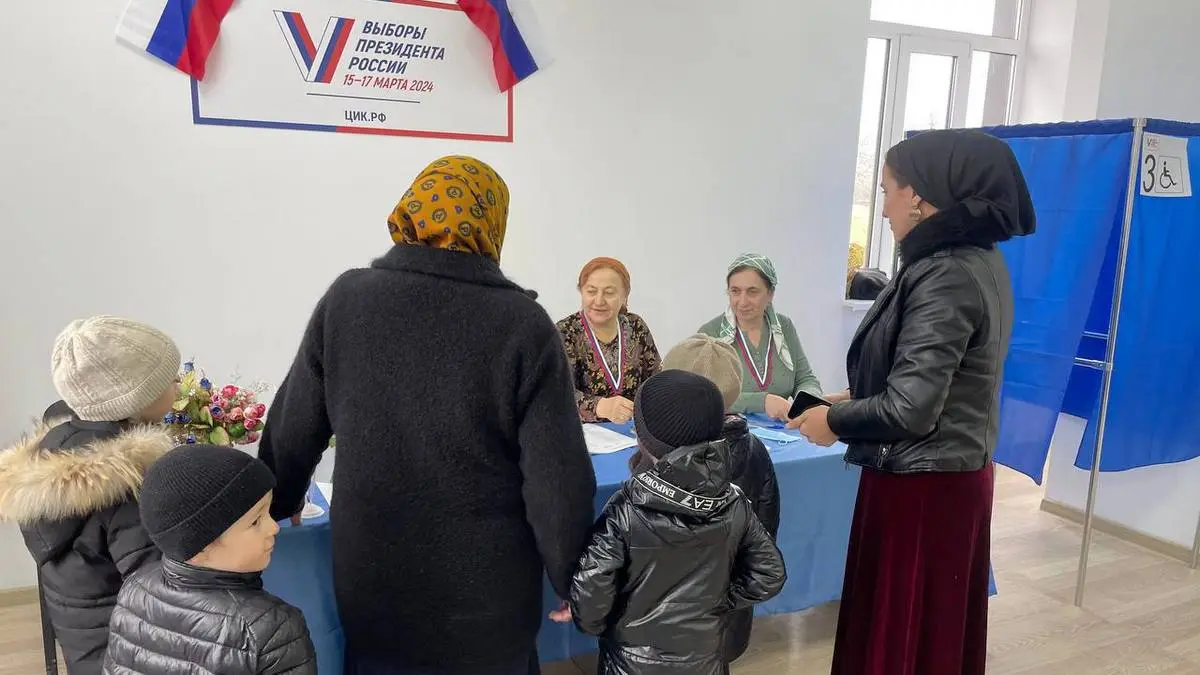 Новости Ингушетии: Жительница отдаленного села Даттых Ингушетии голосует вместе с семьей