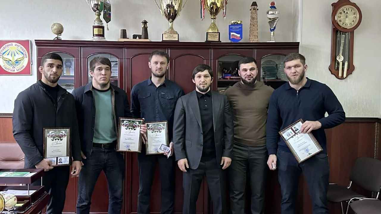 В Ингушетии вручили удостоверения спортсменам смешанных единоборств