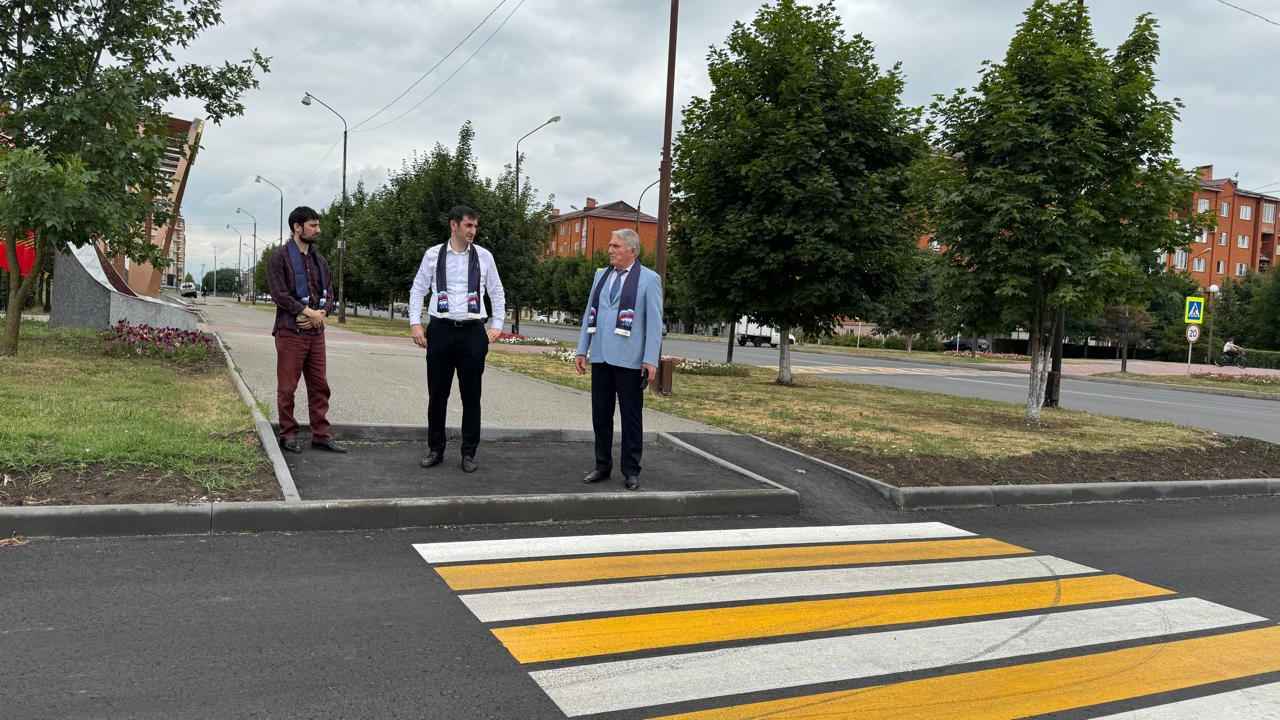 Новости Ингушетии: В Магасе партийный десант «Единой России» провел инспекцию новой дороги, проложенной вдоль Аллеи Победы по улице А. Приставкина