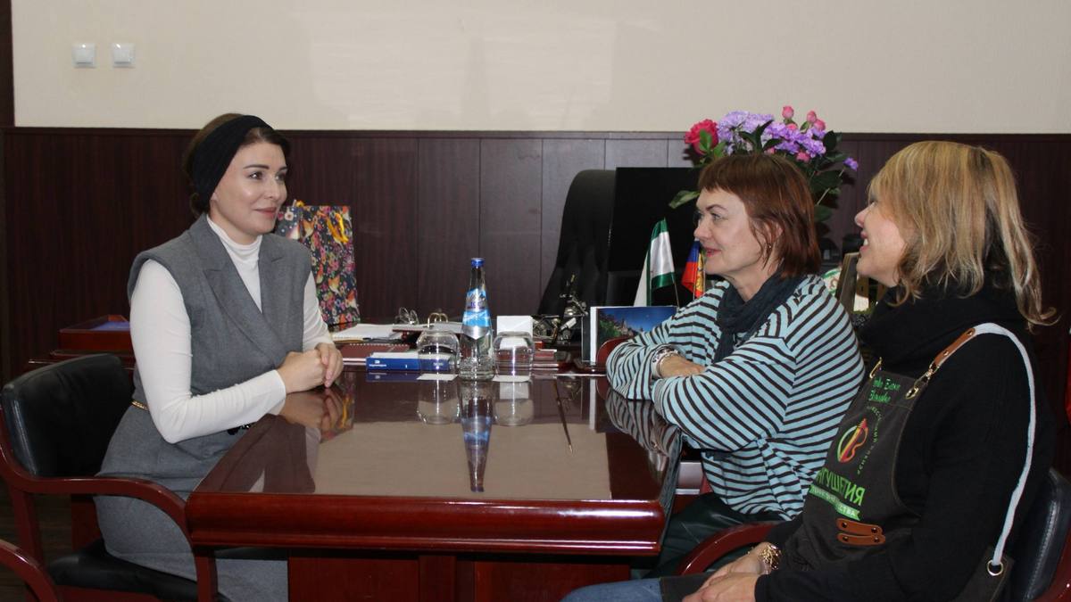 Залина Льянова встретилась с участниками пленэра