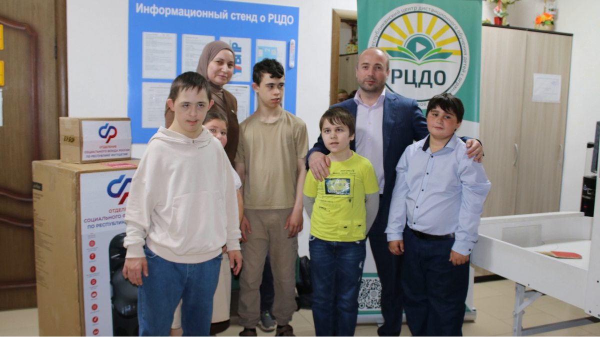 Новости Ингушетии: Сотрудники Социального фонда Ингушетии навестили детей с ОВЗ