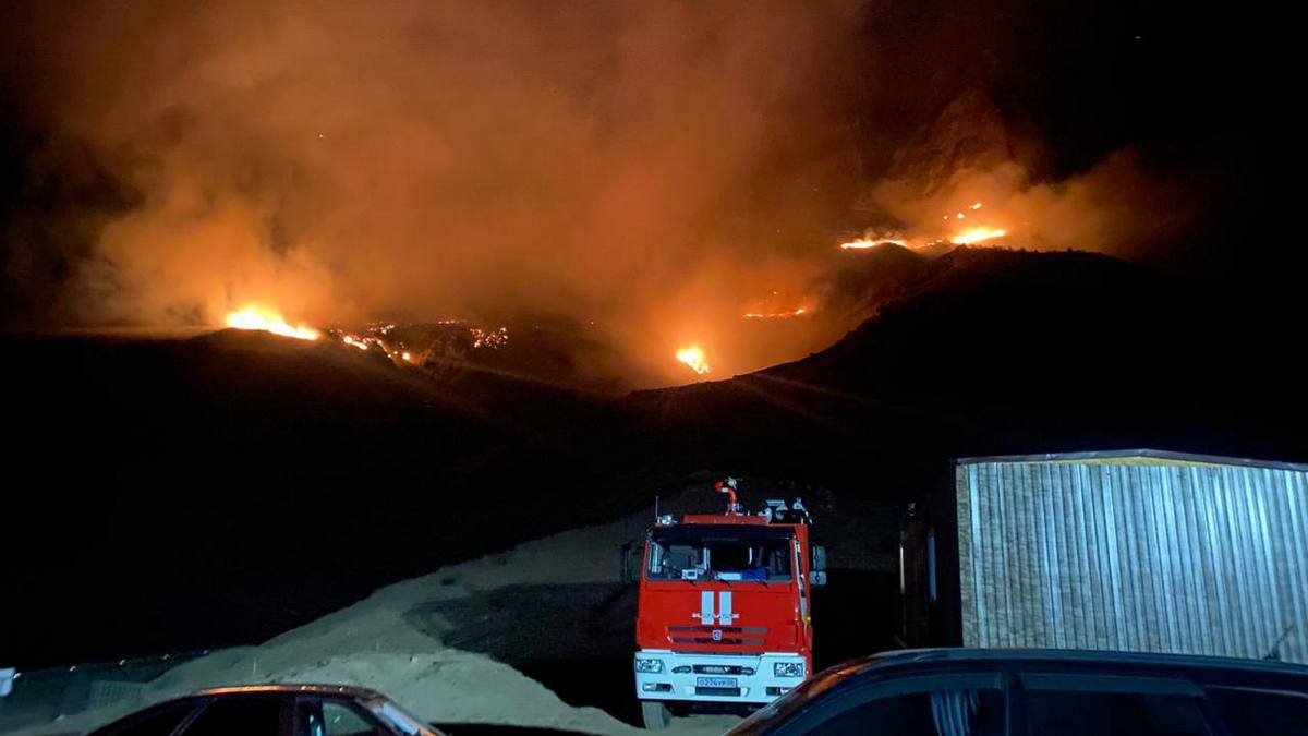В тушении пожара на склоне Цей-Лоам участвует Минприроды Ингушетии