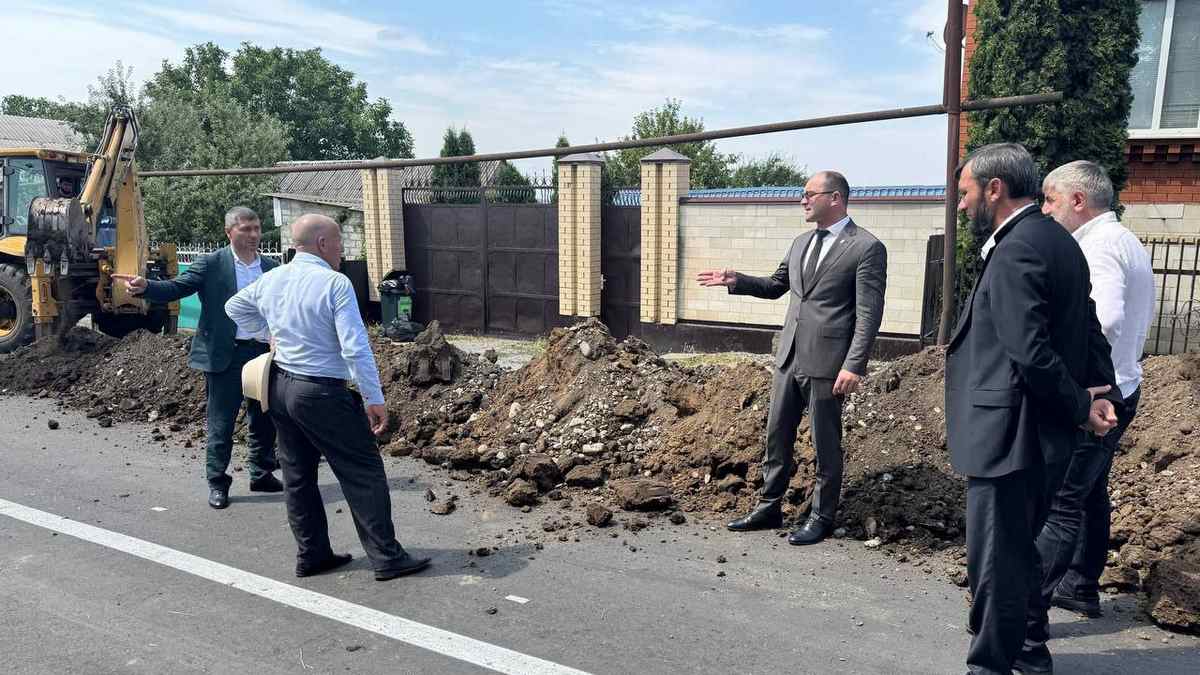 Власти Карабулака занимаются ремонтом водопровода на улице Комарова