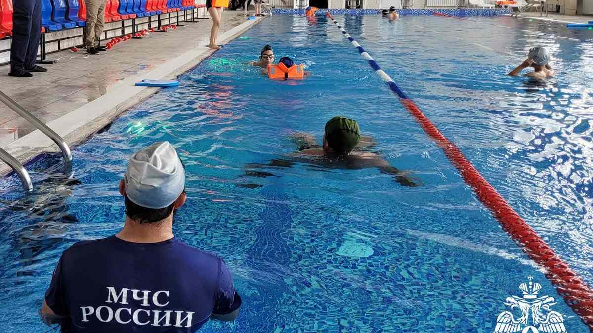Сотрудники МЧС Ингушетии обучают детей навыкам спасения на воде
