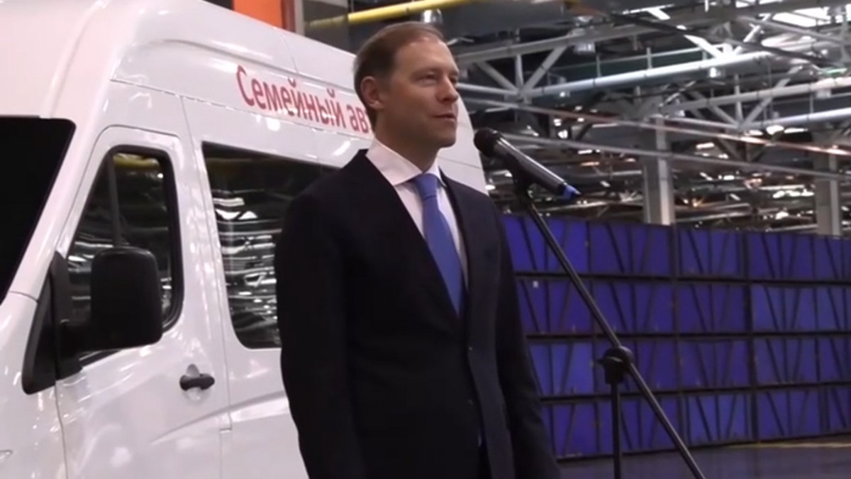 Новости Ингушетии: Семье из Назрани по поручению Путина передали новый автобус на 16 мест