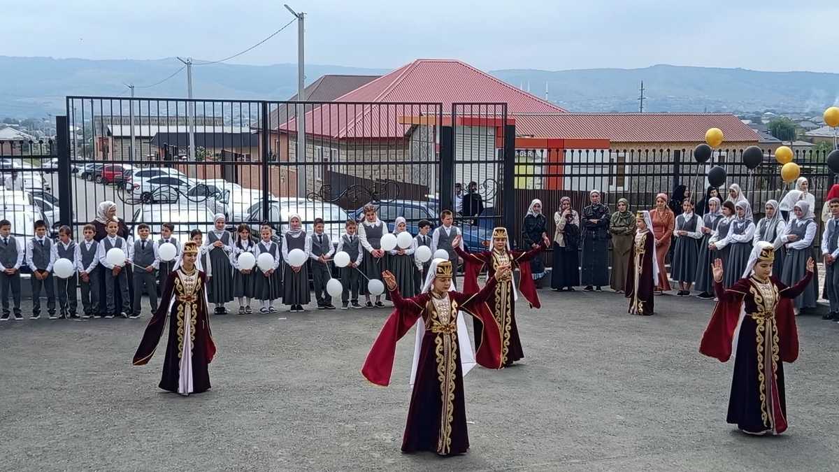 Ансамбль «Барт» украсил День знаний в Плиевской школе №5