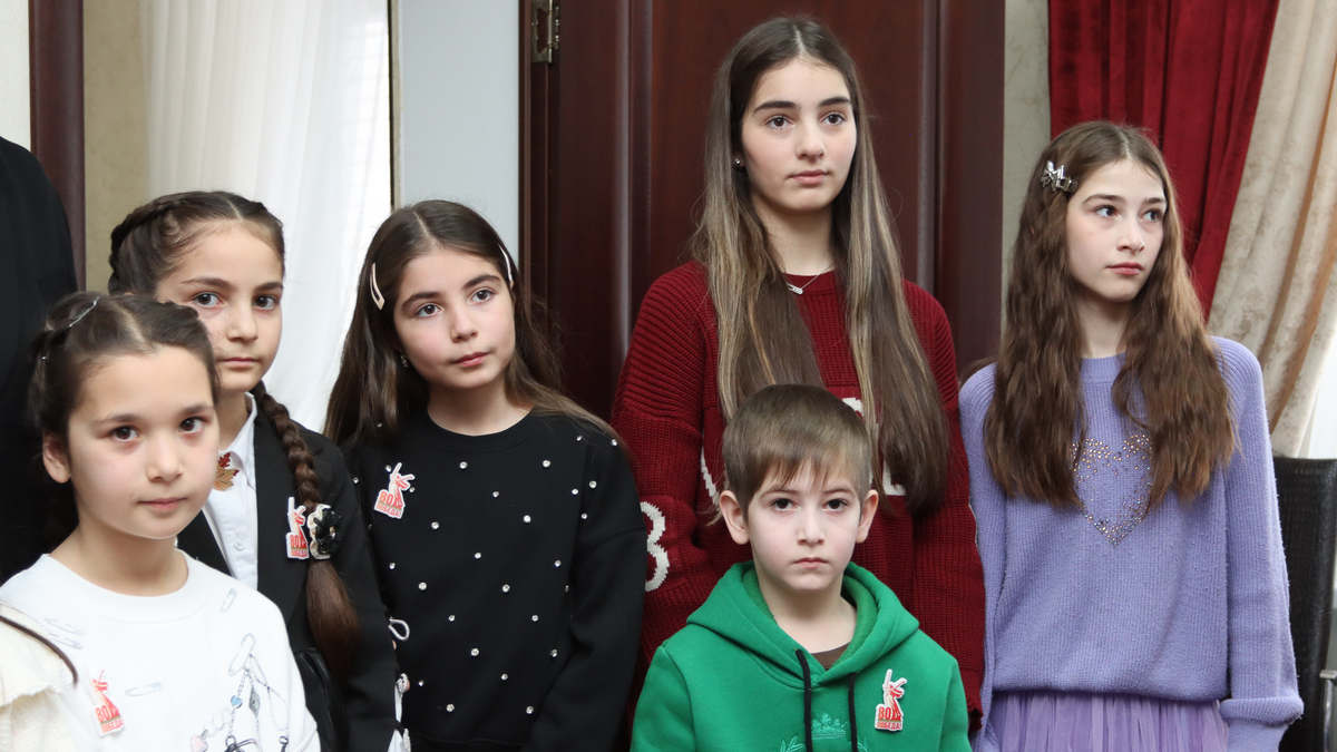 Новости Ингушетии: В Магасе наградили победителей детского конкурса рисунка «Почта и фронт»