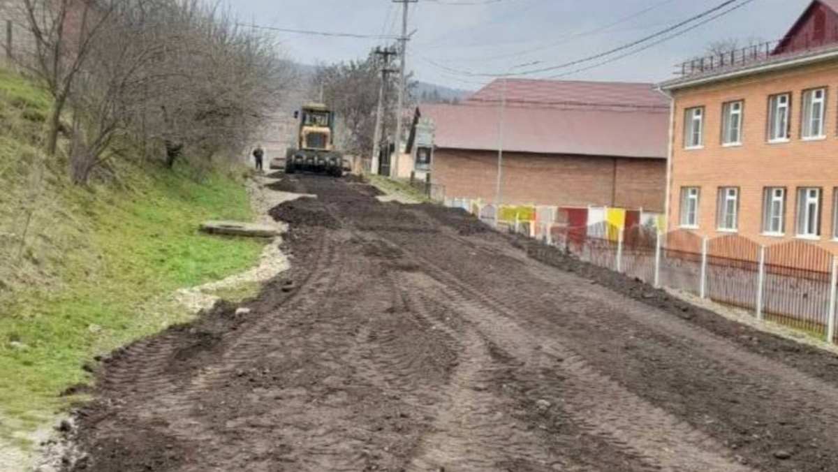В с.п. Яндаре Ингушетии обновили дорожный участок около школы и ДК