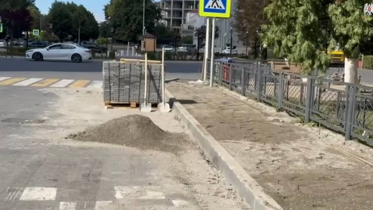 Новости Ингушетии: В Назрани Ингушетии расширяют тротуар на проспекте Базоркина