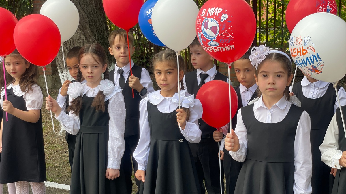 С Днем знаний школьников и студентов Малгобека поздравили местные артисты