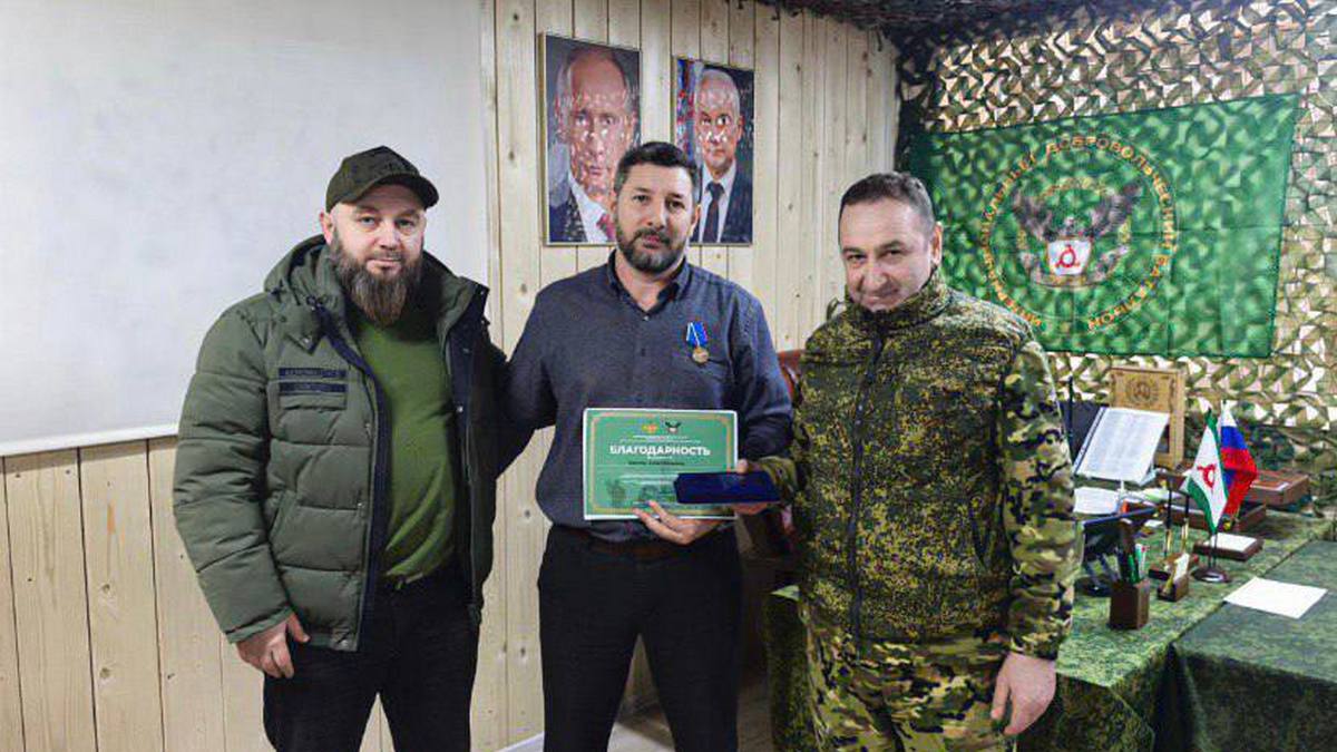 Командир батальона «Эрзи» вручил медаль полпреду Ингушетии