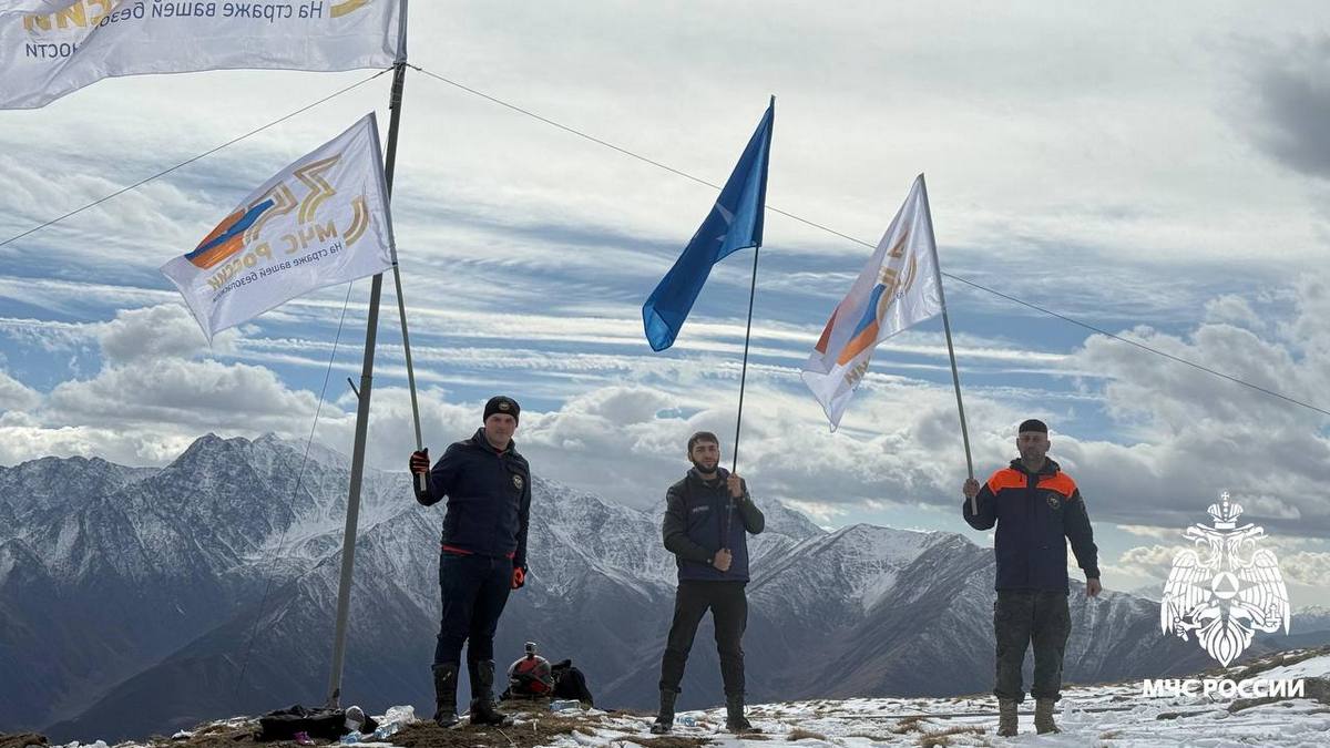 В Ингушетии на Столовой горе развернут флаг в честь 35-летия МЧС России